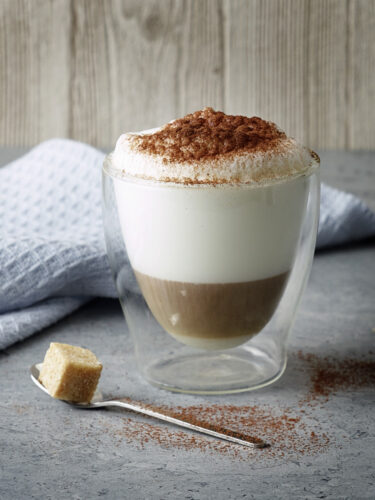 food fotografie kaffee cortado mit milch und kakao